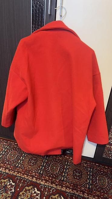 Baş geyimləri: Qadın palto – parlaq qırmızı rəng - Model: qısa/kürkə tipli palto — 3
