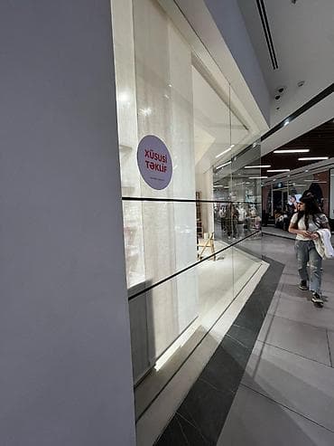 Mağaza və butiklər üçün geniş vitrin şüşələrinin quraşdırılması