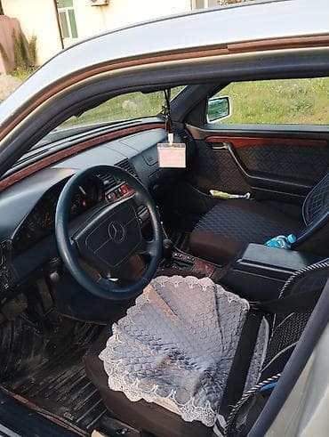 vaz 2107 qapi: Mercedes-Benz C-Sinfi (W202) sedan, gümüşü rəng. - Kuzov: 4 qapılı — 5