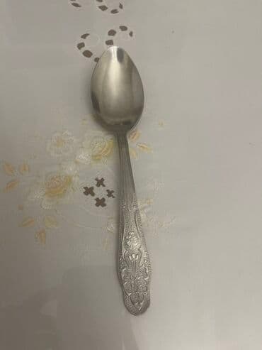 Gümüşü rəngli, zərif naxışlarla bəzədilmiş xörək qaşığı. Dəstəyi lalafo.az -da Gümüşü rəngli, zərif naxışlarla bəzədilmiş xörək qaşığı. Dəstəyi