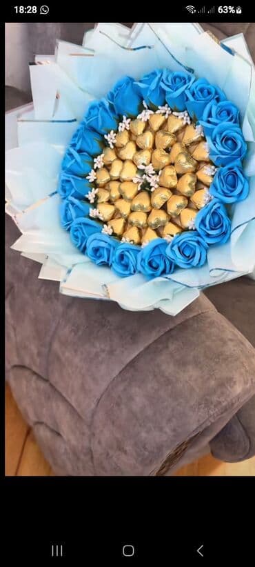 подарок любимому на 14 февраля: Şokoladlı güllər buketi - Mərkəzdə qızılı folqa ilə bükülmüş ürək — 3