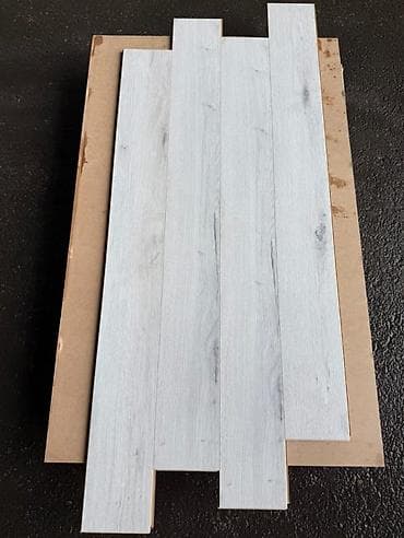 Açıq boz rəngli ağac fakturalı laminat taxta panellər - Rəng/naqış