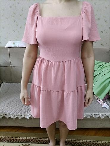 Qadın paltarı – açıq çəhrayı rəngdə, qısa uzunluq - Kvadrat dekolte və