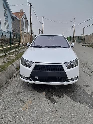 Aksesuarlar və tüninq: Ağ rəngli sedan avtomobil Xüsusiyyətlər: - Kuzov: 4 qapılı sedan, ağ — 2