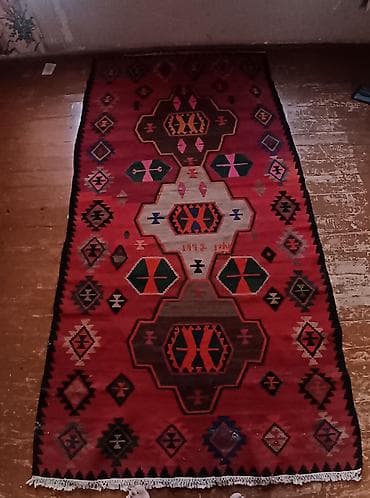 qedimi xalca: Qədim üslubda kilim xalça - Rəng palitrası: tünd qırmızı fon, qara — 1