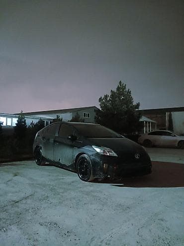 Toyota Prius – hibrid hetçbek - Kuzov: 5 qapılı hetçbek, qara rəng -