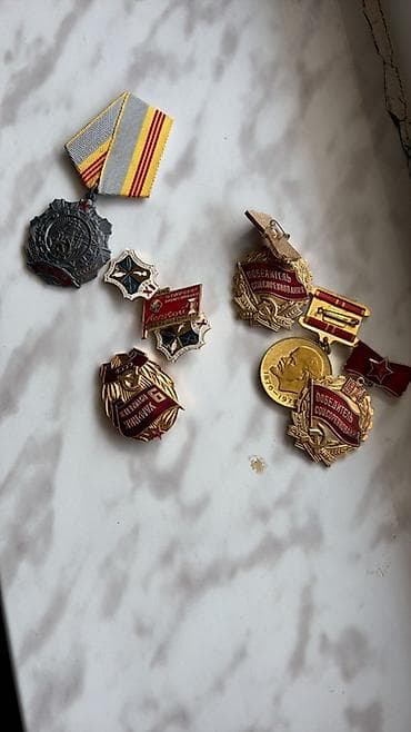 gitara simi: Sovet dövrünə aid orijinal döş nişanları və medallar dəsti. Komplekt — 1