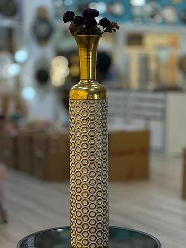 Vazalar: Bir vaza, Metal — 2