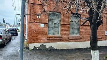 Qazaxda kupcali 4otagli Ada universiteti Ile uzbeuz– Küçə kənarında