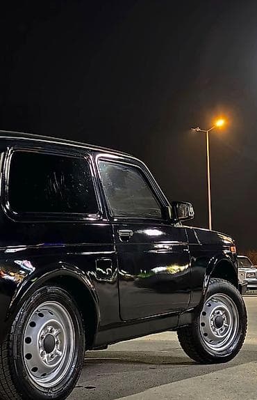 rengli işıq: LADA Niva (qara rəng, 3 qapı, 4x4) – şəhər və off-road üçün klassik — 5