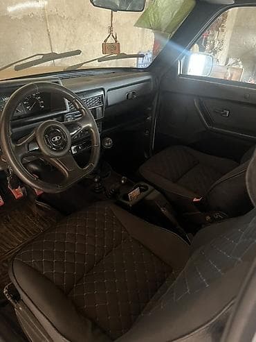 yer qazan traktor: VAZ Lada Niva 3 qapılı, ağ rəngli off-road SUV - Kuzov: kompakt 3 — 5