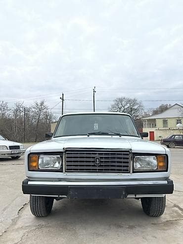 VAZ 2107 sedan – klassik dizaynlı, ağ rəngdə. Texniki və dizayn