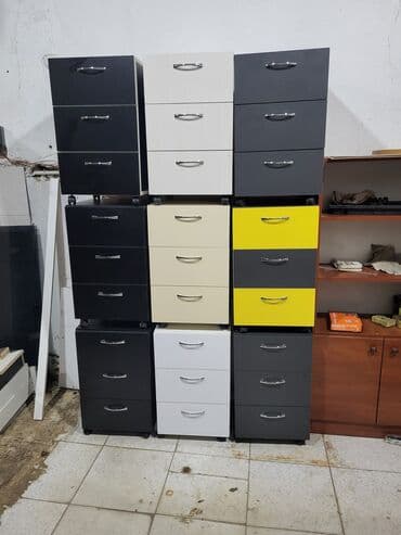 bərbər şkafı: Rəngbərəng dizaynlı, üç çekmeceli ofis dolabları. Bu dolablar — 1