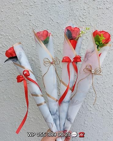 Süni güllər: Tək ədədli gül 3 azn. Dekorativ qırmızı güllərdən ibarət kompozisiya – — 2