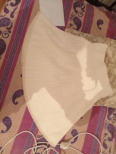 Açıq krem rəngli pliseli ətək. - Dizayn: Bütün hissə boyunca incə