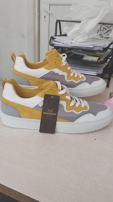 Krasofkalar və idman ayaqqabıları: 46 razmerdi. 45 de geder. Almanıyadan gelib — 2