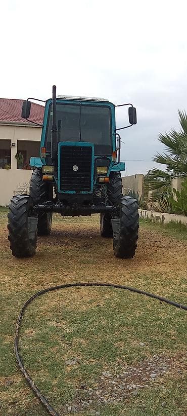 avto 312: Mavi rəngli universal təkərli traktor - Korpus: kabinalı, geniş ön — 2