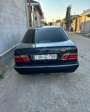 bmw e60 m: Mercedes-Benz E 220: 2.2 l | 2000 il Sedan — 3