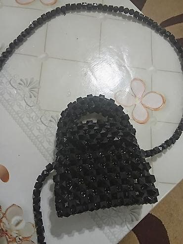 Qara muncuqdan toxunmuş çanta - Rəng: tam qara, parıltılı səth -