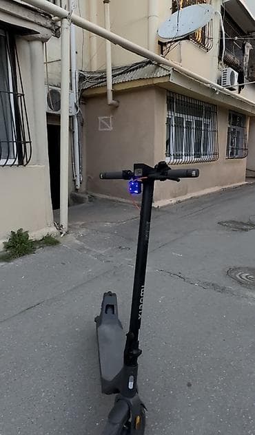 scuter: Elektrik skuter – şəhər içi sərin və sərfəli hərəkət üçün. - Rəng — 2