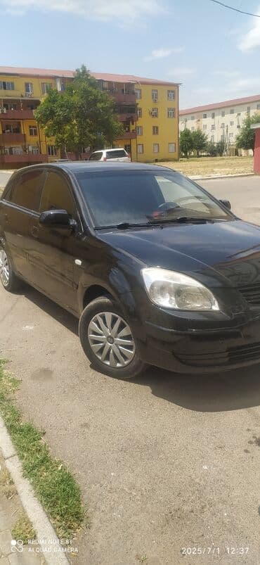 последующий выкуп авто бишкеке: Qara rəngdə olan Kia Rio avtomobili. Bu model şəhər daxilində rahat — 11