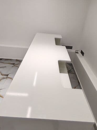 угловой офисный стол: Ağ rəngli resepsiyon/qarşılama masası - Minimalist dizayn, parlaq — 2