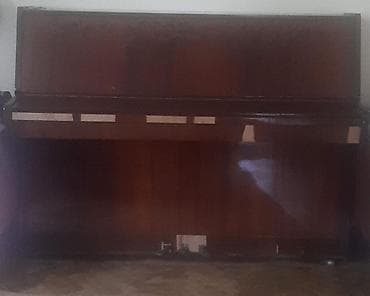 Upright pianino – klassik tünd qəhvəyi (maun üslubunda) korpus, üst