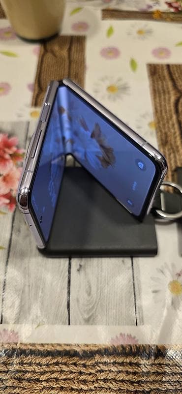 Tecno Phantom V Flip — 3