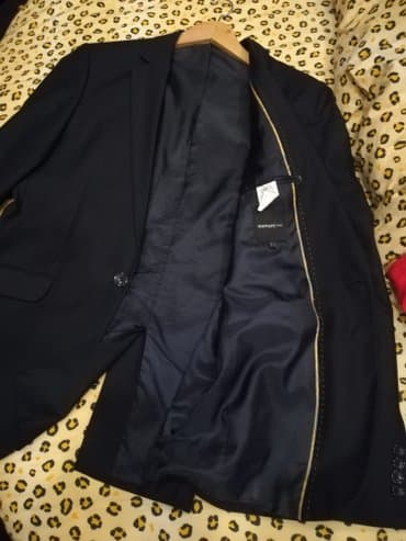 Bu il alınıb. 4-5 dəfə geyinilib. Təzə qalıb gözəl parça materialından