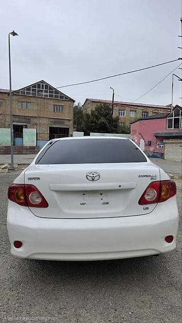 annaite teker: Toyota Corolla XLE/LE sedan – ağ rəng, 4 qapılı, ön/yan aerodinamik — 4