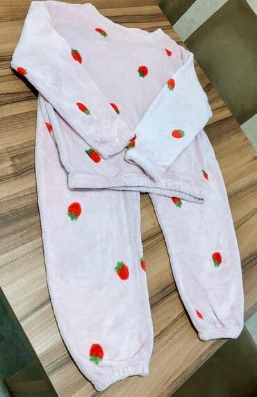 qadın ev geyimləri: Ipek yumuşaq ev geyimi 6 azn💜😍
M-L razmer — 1