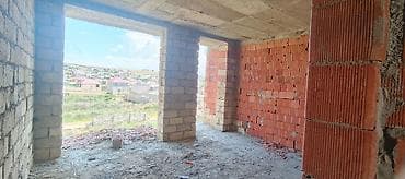 Hasar karkas beton kəmər üzrində tikilib və izolyasiya olunub. Ev — 9