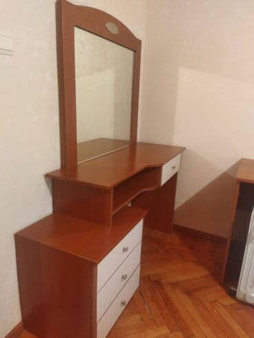 7ci mikrorayonda kiraye evler: Nizami metrosuna yaxin 5 mertebeli binanın 4-cu mərtəbəsində yerləşən — 3