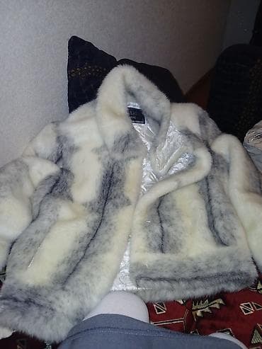 qadın xəz papaqları: Ağ və boz tonların qarışığında xəz qadın pencəyi. Qalın, yumşaq — 1