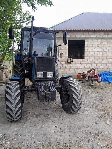 MTZ Belarus traktoru – 4x4, kabinəli, mavi-qara rəngdə. Texniki — 8