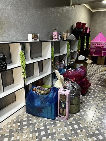 vitrin panel: Hədiyyə və aksessuar mağazası üçün komplekt vitrin rəfləri və mal — 1