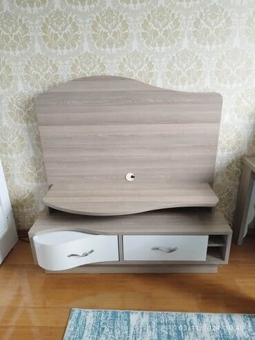 Düz TV altlığı, Polkalı, Laminat