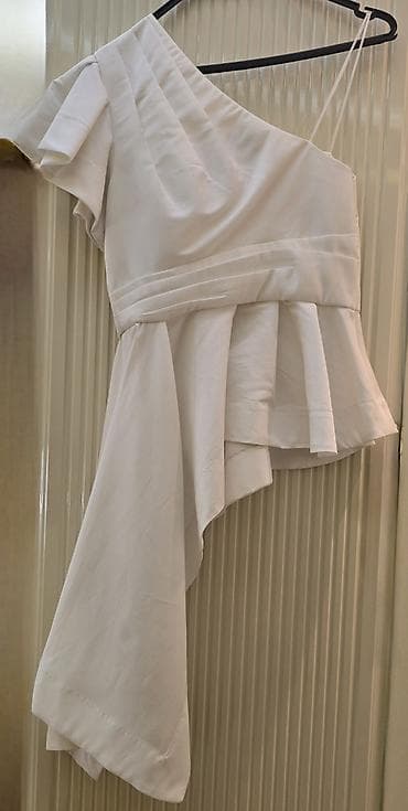 qadın şalvar: AMUR brendinin ağ rəngli asimmetrik bluz/üst geyimi - Model — 1