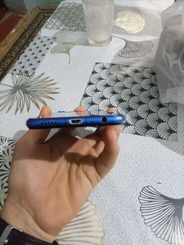 Fly: Mavi rəngli smartfon Xüsusiyyətlər: - Korpus: mavi, nazik yan — 2