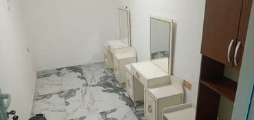 Qida məhsulları: Bərbərxana dəsti – 2 post - Qara parlaq daş üstlü iş masası, hər post — 7