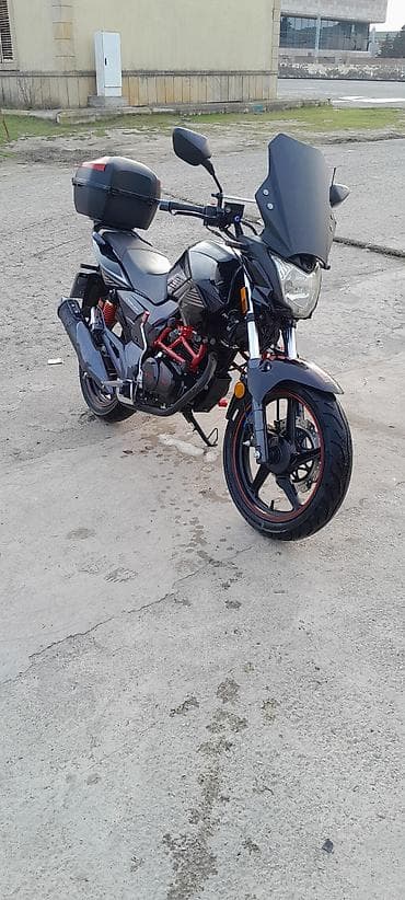 Sport-tur tipli şəhər motosikleti - Agressiv dizaynlı naked kuzov, ön