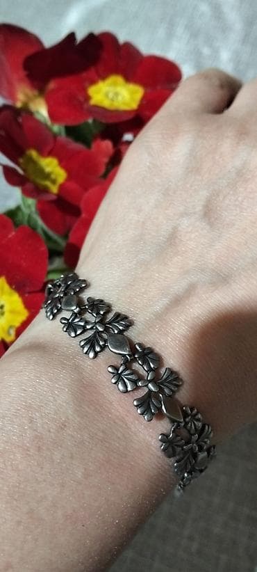 Gümüş rəngli zərif qolbaq - Dizayn: Bütün qolbaq boyunca bir-birinə