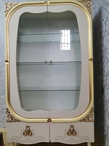 Şüşəli dolab vitrini