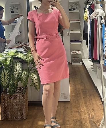 push up helanke: Qadın paltarı – açıq çəhrayı rəngdə, dizüstü uzunluqda, zərif kəmərli — 2