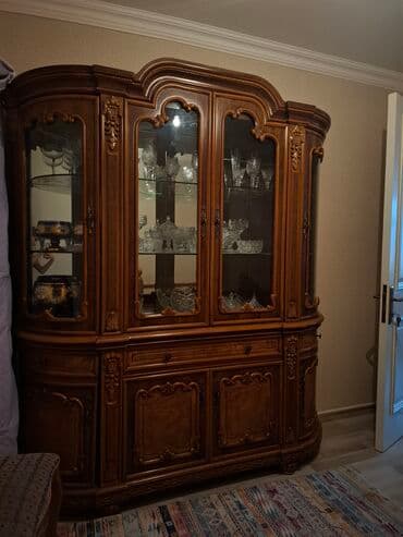 Şüşəli dolab vitrini