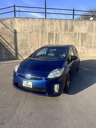 avtomobil gence: Toyota Prius Hybrid – mavi rəngli, 5 qapılı liftbek. Texnologiya və — 5