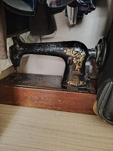 demir masinlar: Antik tikiş maşını – mexaniki, qol çarxlı model 1901 ci buraxılışldır — 1