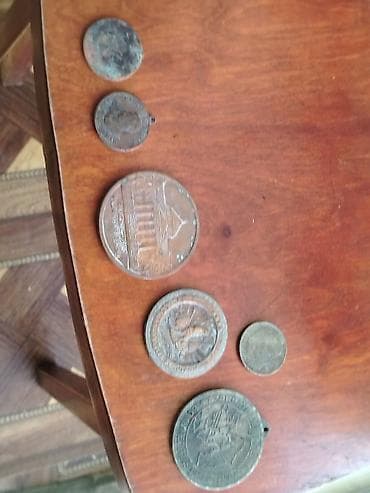 Kolleksiya üçün müxtəlif köhnə pul nişanları və medal tipli xatirə