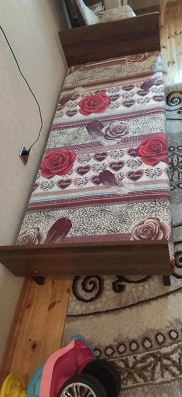 tek kravat: Iwlenmiw tek neferlik carpayi.Yaxwi veziyetde — 1