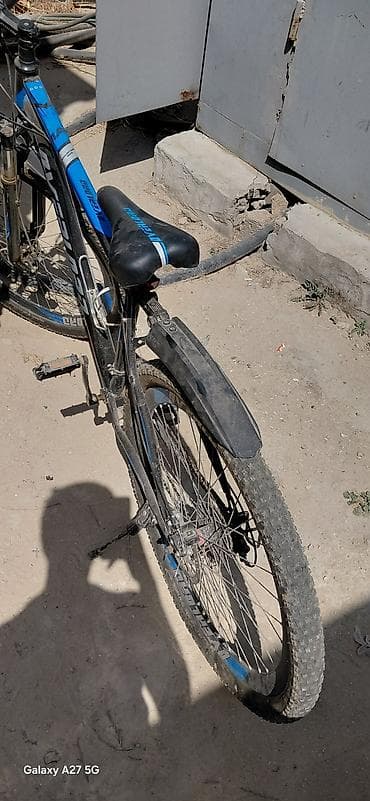 Dağ/şossə tipli velosiped - Rəng: qara-mavi - Güclü alüminium gövdə - — 1